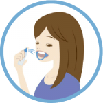 STEP4-美歯口ホワイト溶液を丁寧に効果が出やすいように歯に散布いたします。